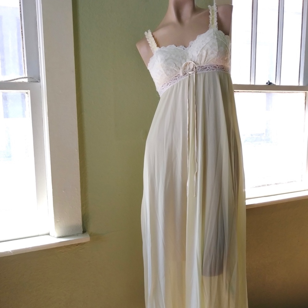Vintage 1960s Olga Sleeping Pretty Nightgown Sz S